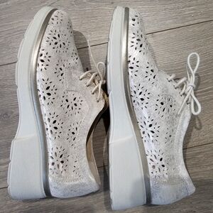 Designer Pitillo Spain Elegant Irridescent White Lace-Up Women's Shoes